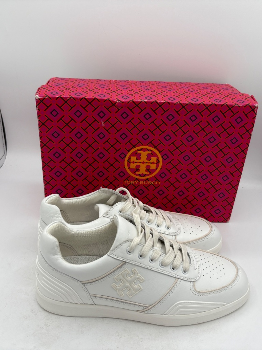 TORY BURCH SNEAKER CLOVER COURT LEATHER TITANIUM WHITE LOGO SZ US 9.5 NIB - Picture 3 of 14
